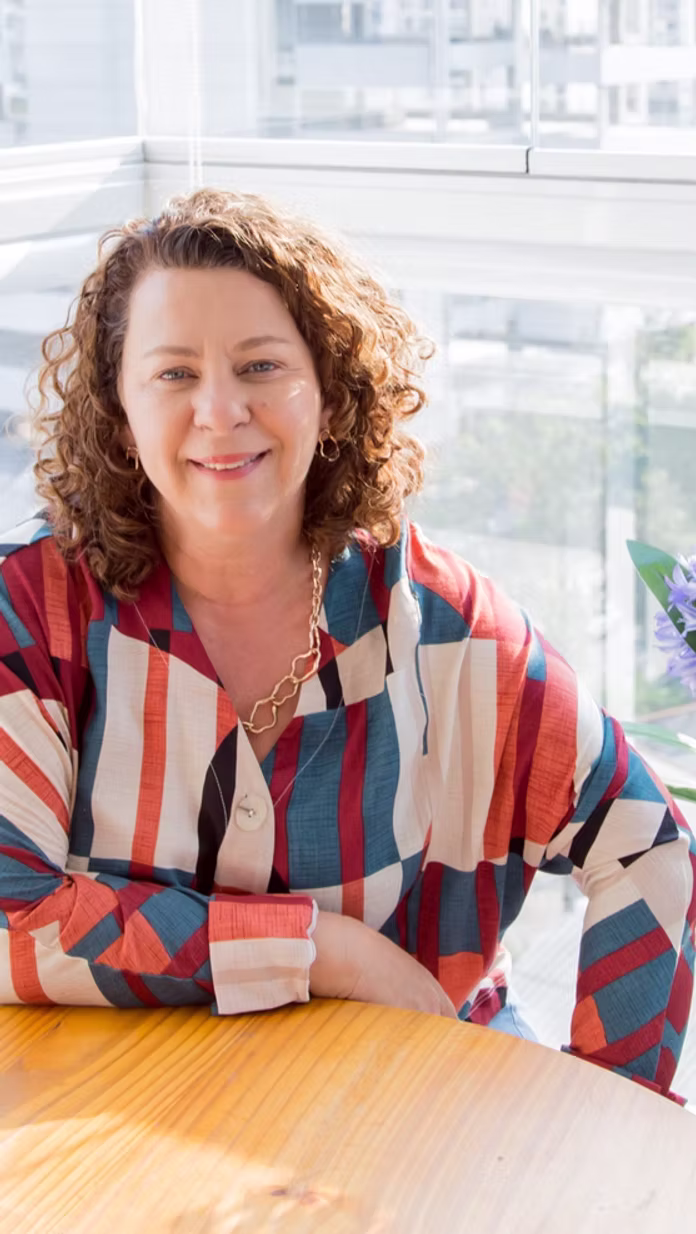 Valéria Squizato, terapeuta holística disponível para contato e agendamento de sessões